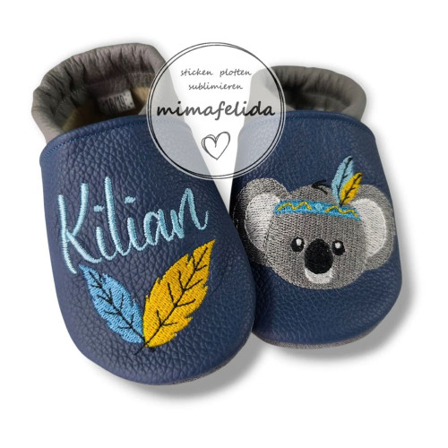 Lederpatschen mit einem Koalakopf mit Feder und Federn beim Namen personalisiert