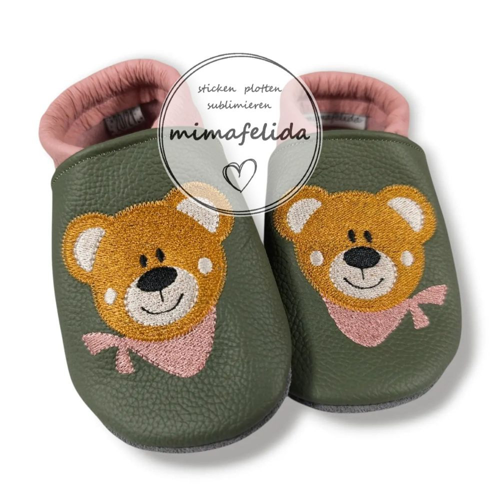 Lederpatschen mit einem Bären mit Halstuch bestickt