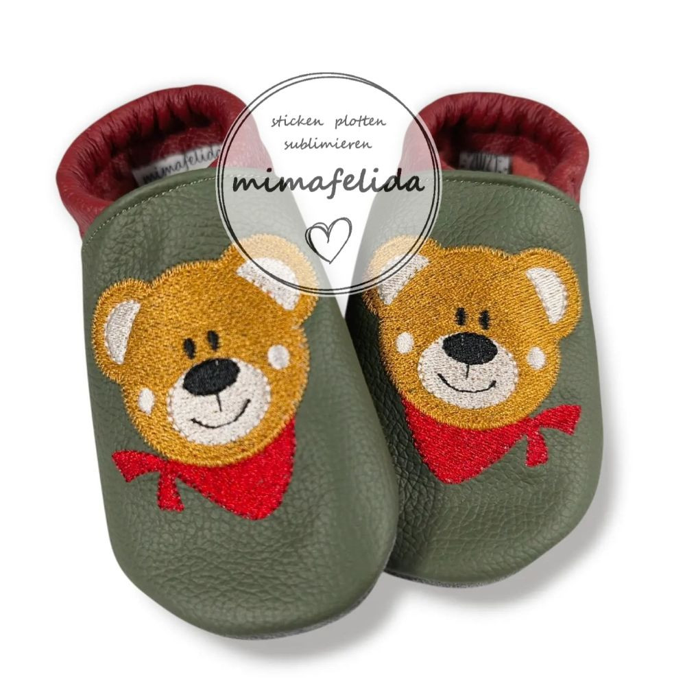 Lederpatschen mit einem Bären mit Halstuch bestickt