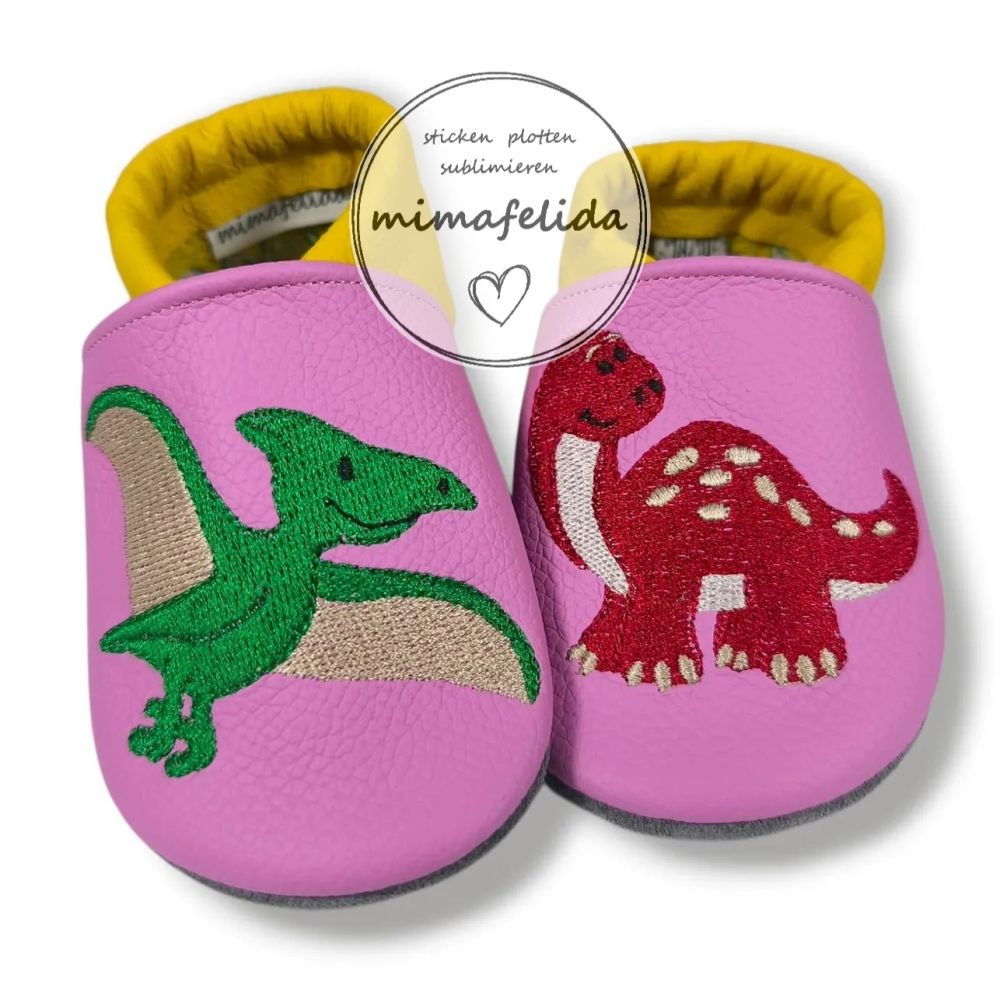 Lederpatschen mit zwei verschiedenen Dinosaurier und Name auf der Ferse personalisiert
