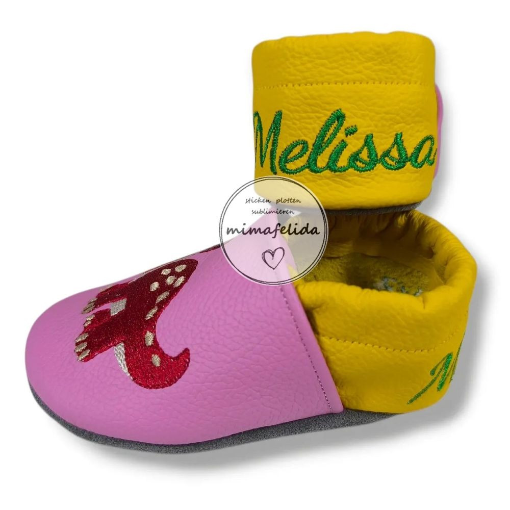 Lederpatschen mit zwei verschiedenen Dinosaurier und Name auf der Ferse personalisiert