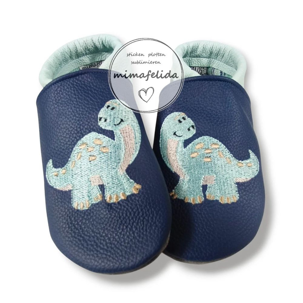 Lederpatschen mit Dino Langhals und Name auf der Ferse bestickt