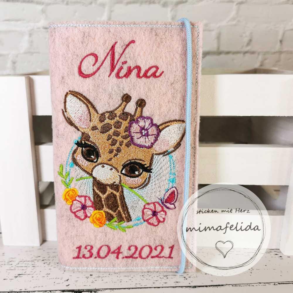 Mutterkindpasshülle mit einem Giraffenkopf und Name mit Geburtsdatum personalisiert