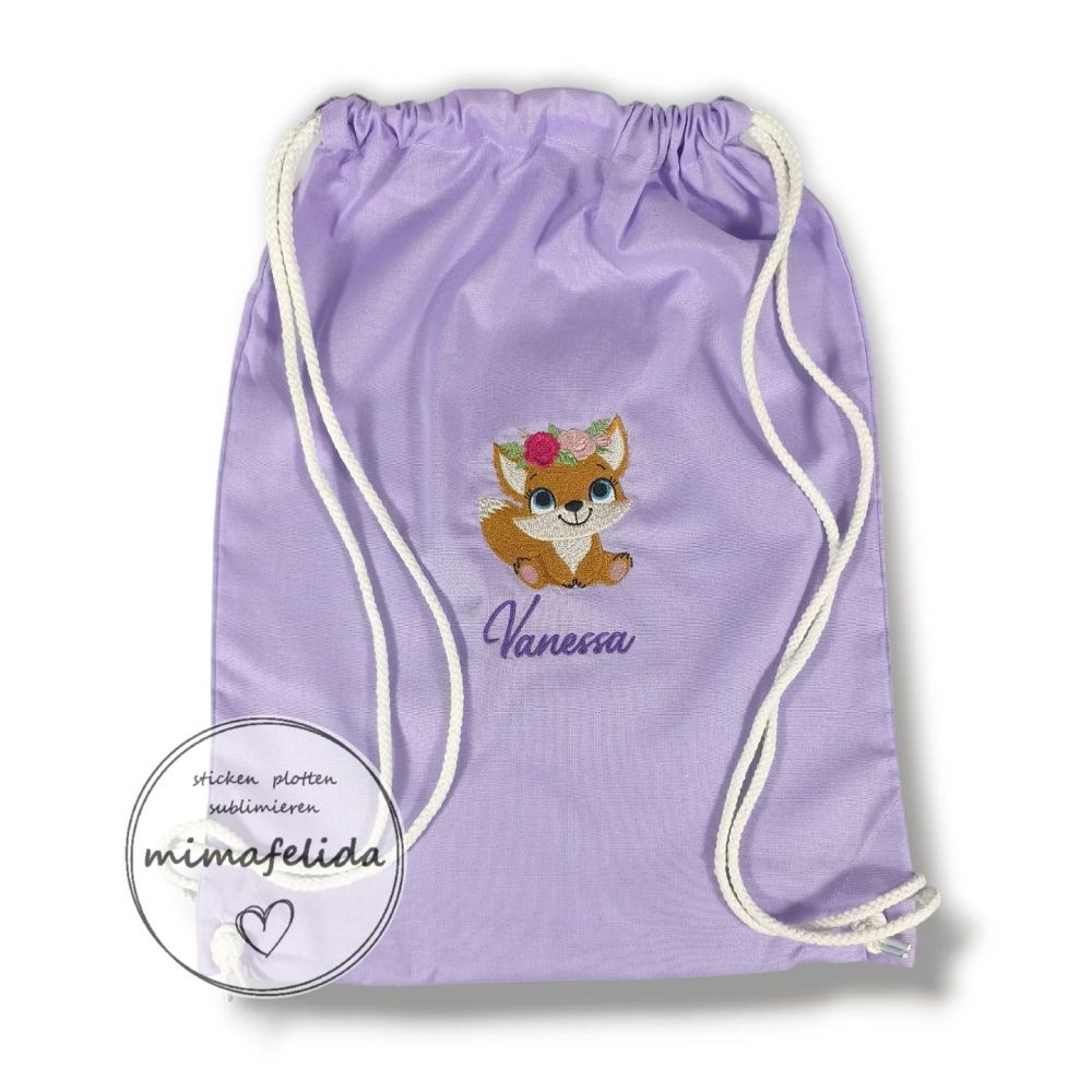 Turnbeutel mit einem Fuchsmädchen mit Blumen und Name bestickt