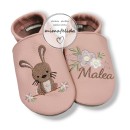 Lederpatschen mit einem Hasen und Name mit Blumen personalisiert