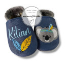 Lederpatschen mit einem Koalakopf mit Feder und Federn beim Namen personalisiert