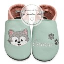 Lederpatschen mit einem Wolfskopf und Pfoten beim Namen personalisiert
